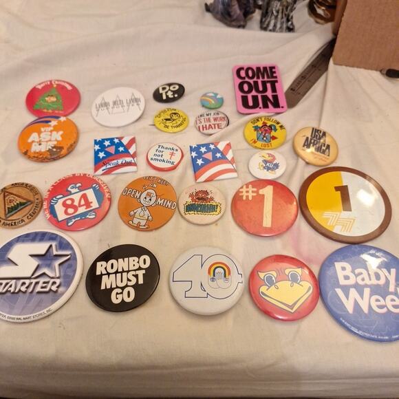 Lot Of 25 Vintage Pinback Buttons - Varying Sizes - Quotes, Advertising, Humor - Picture 1 of 5
